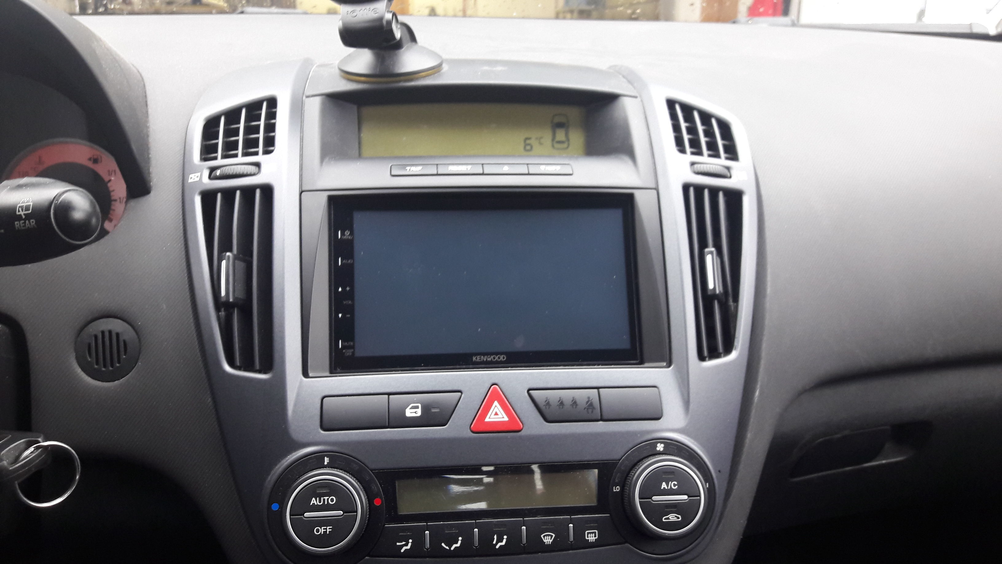Kia Ceed výměna rádia za DMX110BT + parkovací kamera