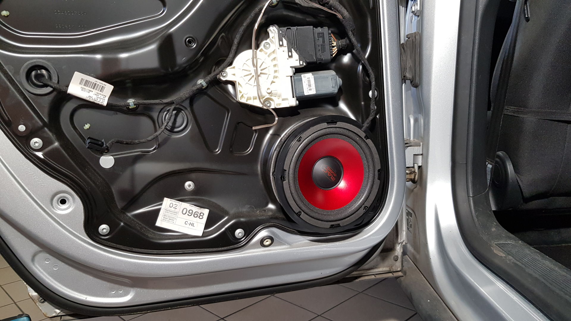 VW Passat B6 montáž komponentních reproduktorů do